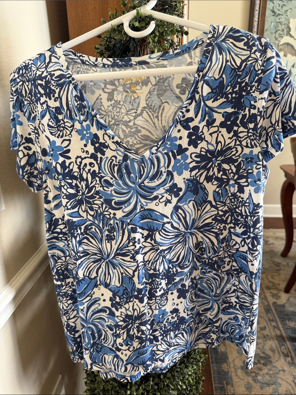 Lilly Pulitzer Blue and White Floral V-Neck Short Sleeve Tee